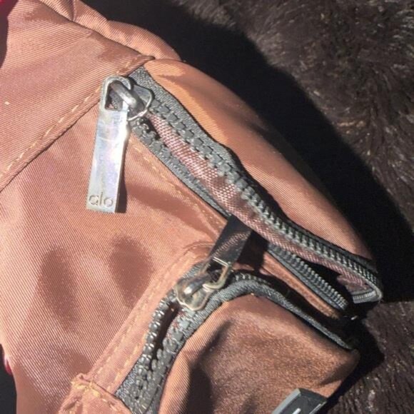 Alo Fanny pack & Crossbody & Belt Bag & NEW - Picture 2 of 2